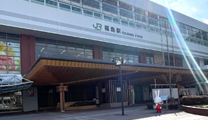 福島駅西口を出て直進します