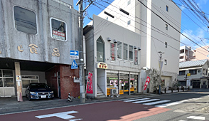 ますやの前を左に曲がります