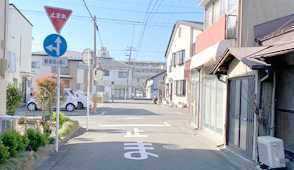 止まれの標識も超えて直進してください