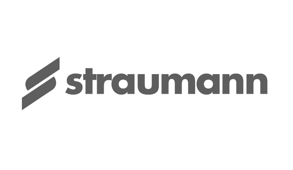 ストローマン社製インプラントを使用